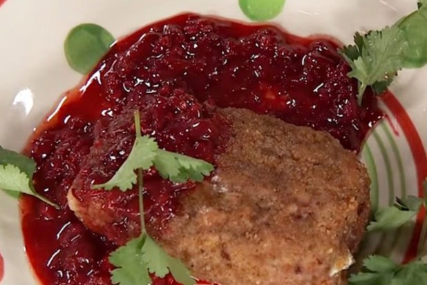 Телятина а-ля кордон блю с яблоками и вишневой сальсой