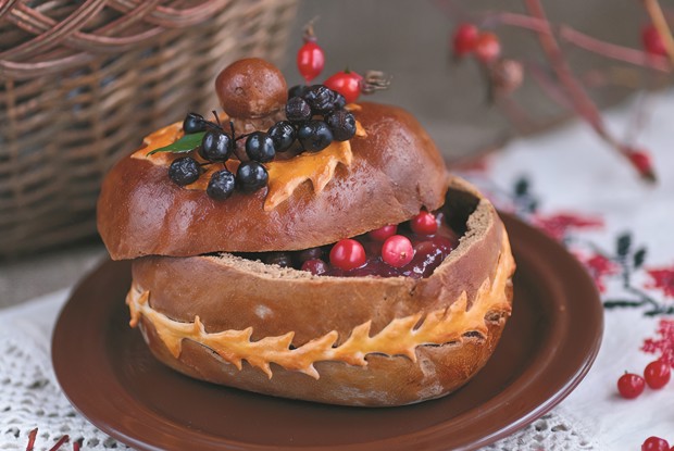 Телятина с брусничным соусом в ржаном каравае