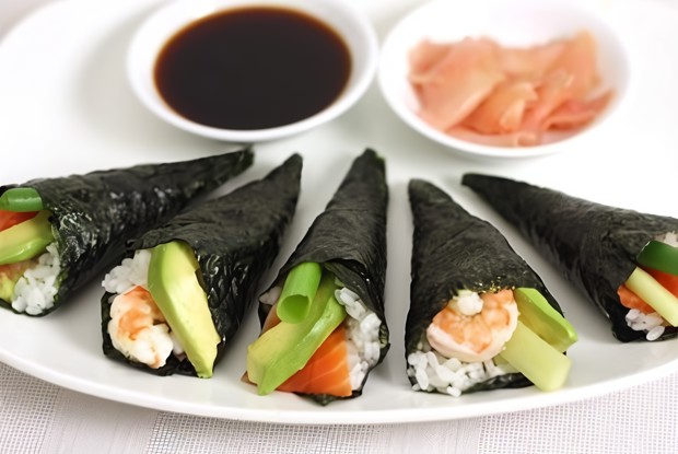 Темаки с икрой летучей рыбы