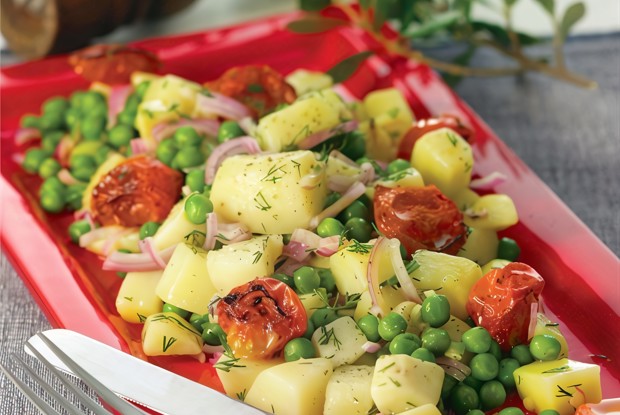 Теплая картофельная закуска с зеленым горошком, жареными томатами и укропом