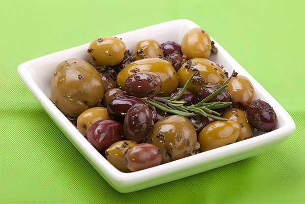 Теплые маринованные оливки по-французски