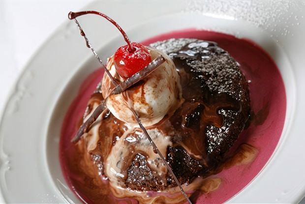 Теплые шоколадные пироги с мороженым