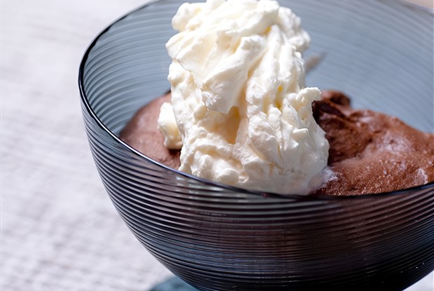 Теплые шоколадные пудинги со взбитыми сливками