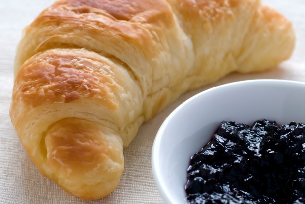 Теплый черничный соус