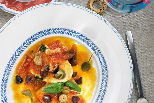 Теплый домашний сыр в соусе из помидоров и оливок