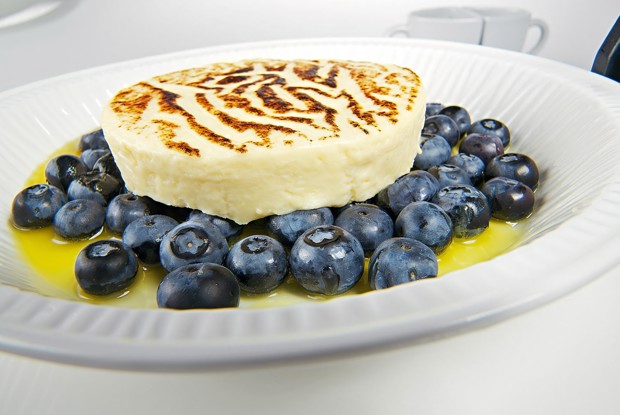 Теплый гратен с голубикой и апельсиновым соусом