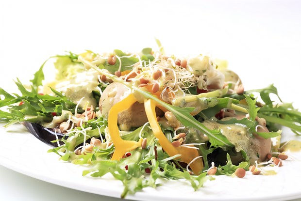 Теплый грибной салат в соусе из маскарпоне с рукколой