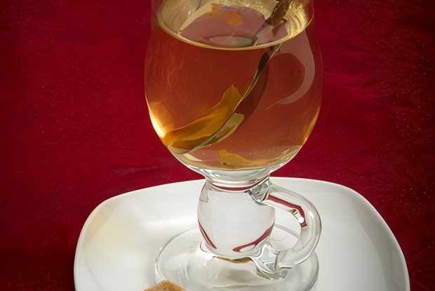 Теплый имбирно-яблочный сидр с бренди