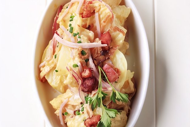 Теплый картофельный салат с беконом и горчичным соусом по-немецки