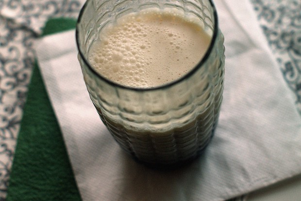 Теплый милкшейк с кокосом и кардамоном