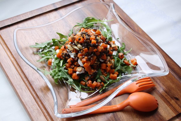 Теплый пряный салат с козьим сыром, тыквой и черной чечевицей