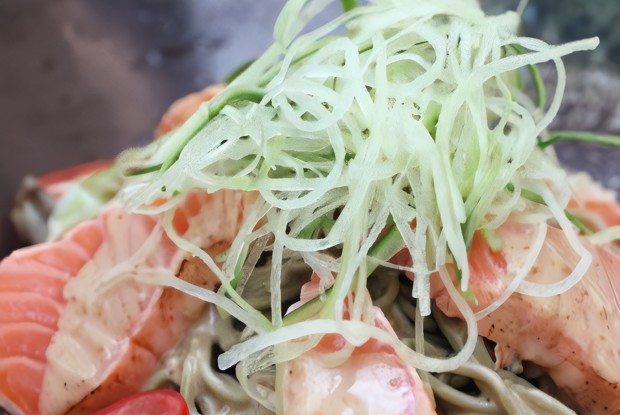 Теплый салат из гречневой лапши с помидорами и лососем