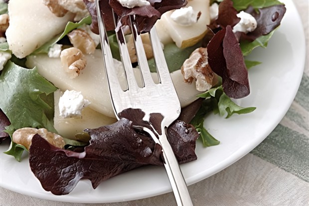 Теплый салат из груши и грецкого ореха с гренками и заправкой из сыра рокфор