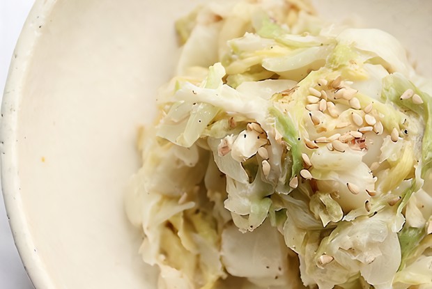 Теплый салат из капусты и яблока