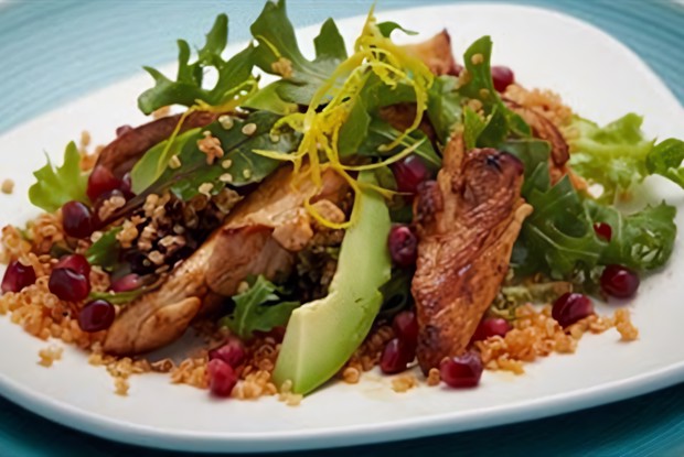 Теплый салат из курицы с киноа и гранатом