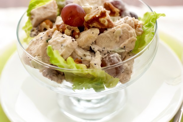 Теплый салат из курицы и винограда