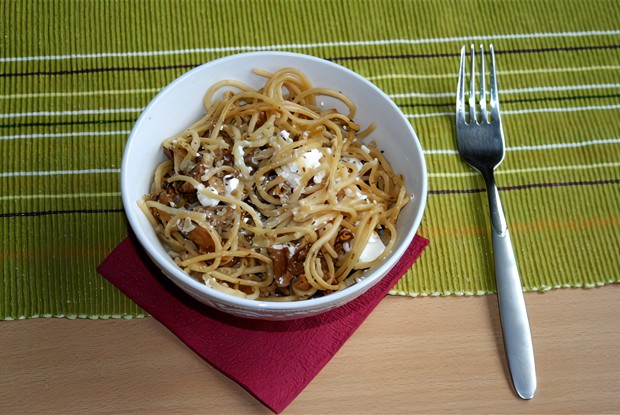 Теплый салат из лисичек, феты и пасты