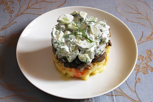 Теплый салат из мясного ассорти со свежей зеленью