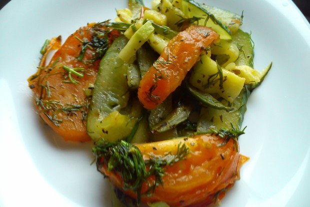 Теплый салат из овощей с молодым картофелем