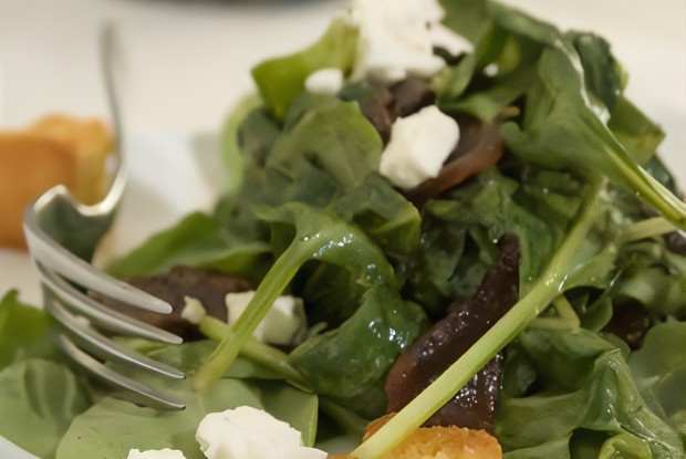 Теплый салат из разноцветного мангольда с кедровыми орешками, чесноком и фетой