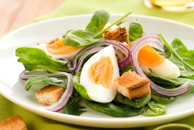 Теплый салат из шпината с чесночными гренками