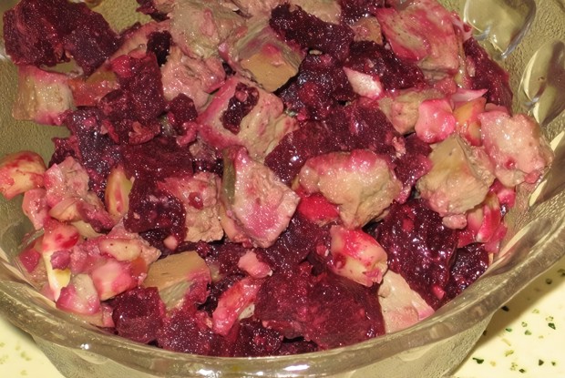 Теплый салат из свеклы с куриной печенью
