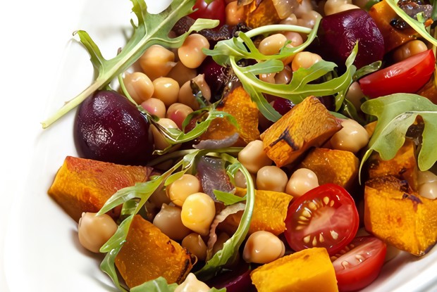 Теплый салат из тыквы с нутом и заправкой из тахини