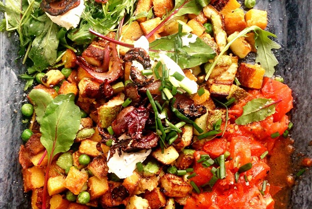 Теплый салат из тыквы сквош с зеленым горошком,  сливочным сыром и карамелизированным луком