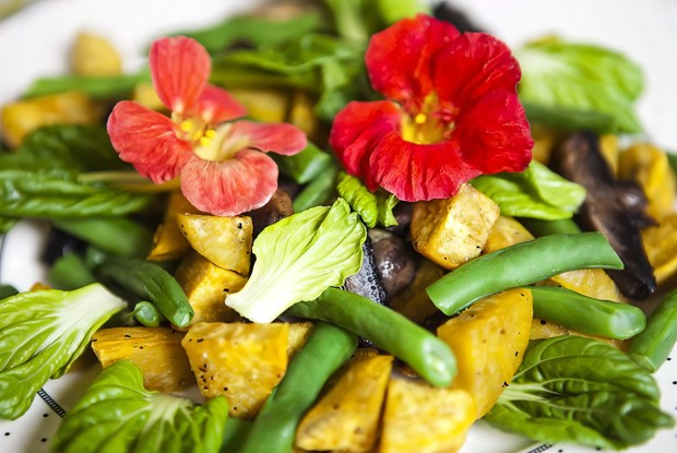 Теплый салат из запеченного батата с грибами портобелло