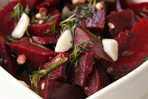 Теплый салат из запеченой свеклы с укропом