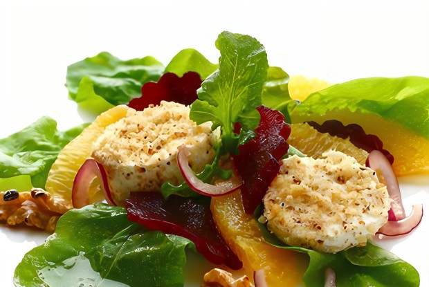 Теплый салат из жаренной в хлебных крошках моцареллы, свеклы и картофеля