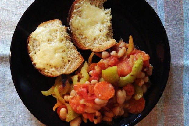 Теплый салат с белой фасолью