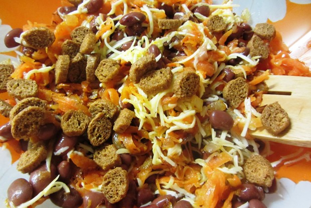 Теплый салат с фасолью и сыром