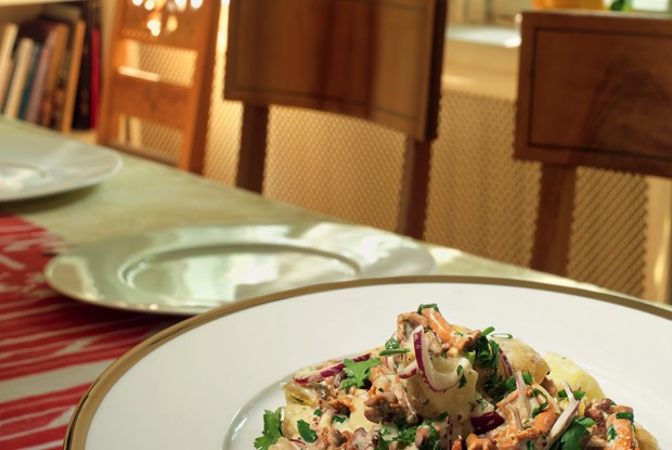 Теплый салат с грибами и сметанным соусом