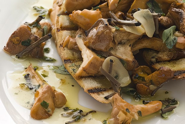 Теплый салат с грибами и зеленью