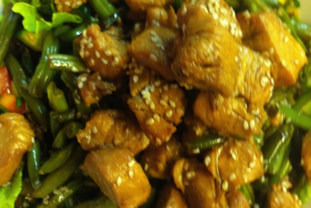 Теплый салат с индейкой и фасолью