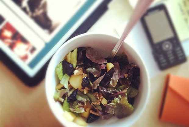 Теплый салат с яблоком