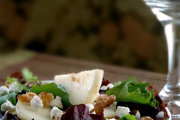 Теплый салат с козьим сыром, грецкими орехами и грушей