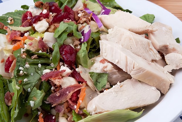 Теплый салат с курицей и грибами