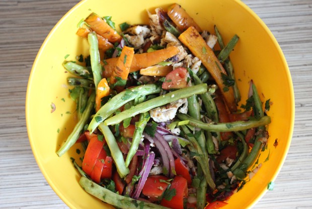 Теплый салат с курицей и овощами на гриле