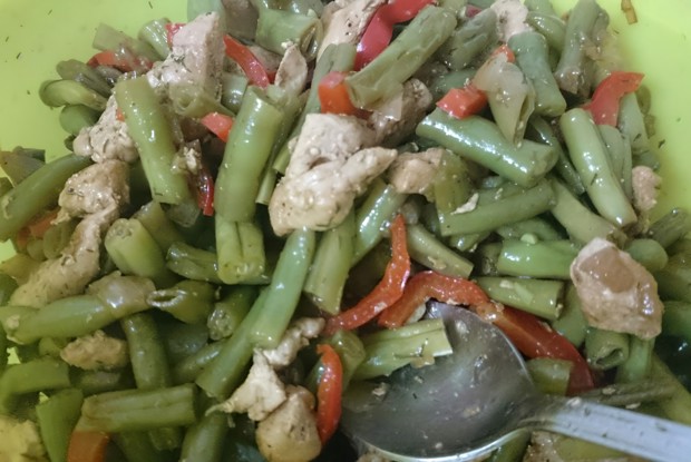Теплый салат с курицей, перцем и стручковой фасолью