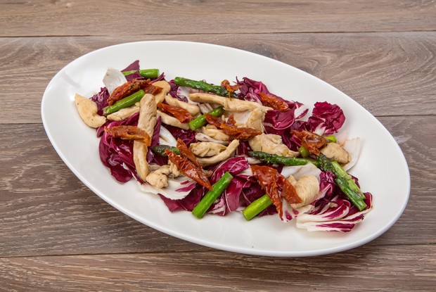 Теплый салат с курицей, спаржей и радиккьо