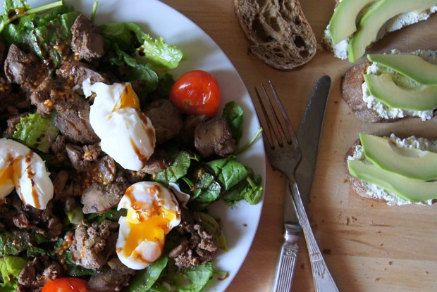 Теплый салат с куриной печенью и яйцами пашот