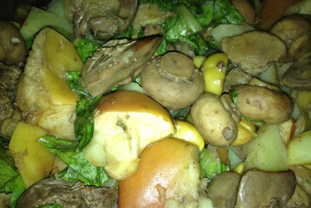 Теплый салат с куриной печенью и каштанами