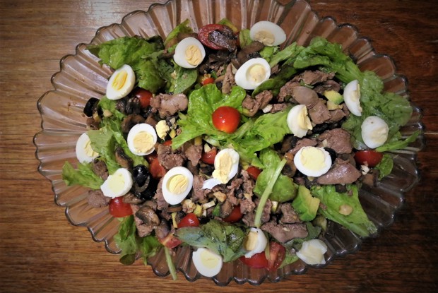 Теплый салат с куриной печенью и шампиньонами