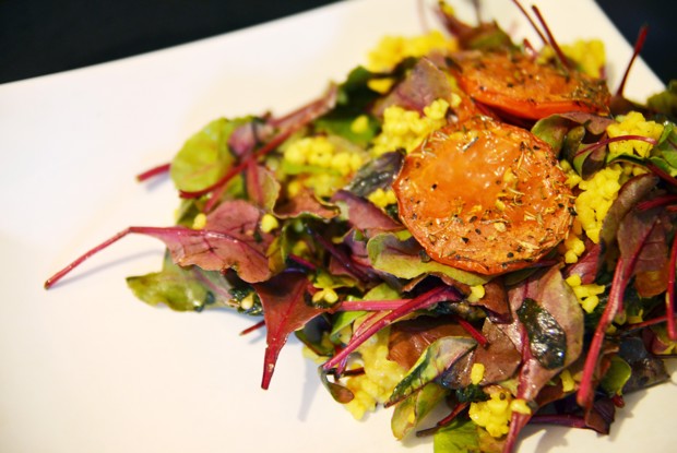 Теплый салат с мангольдом, булгуром и печеными томатами