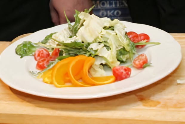 Теплый салат с морскими гребешками и апельсином