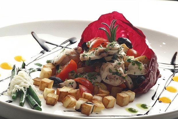 Теплый салат с осьминогом