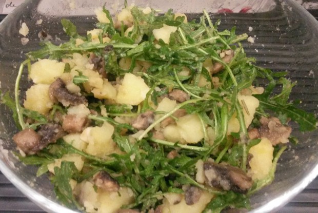 Теплый салат с шампиньонами