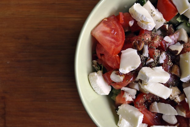 Теплый салат с сыром камамбер и бразильским орехом